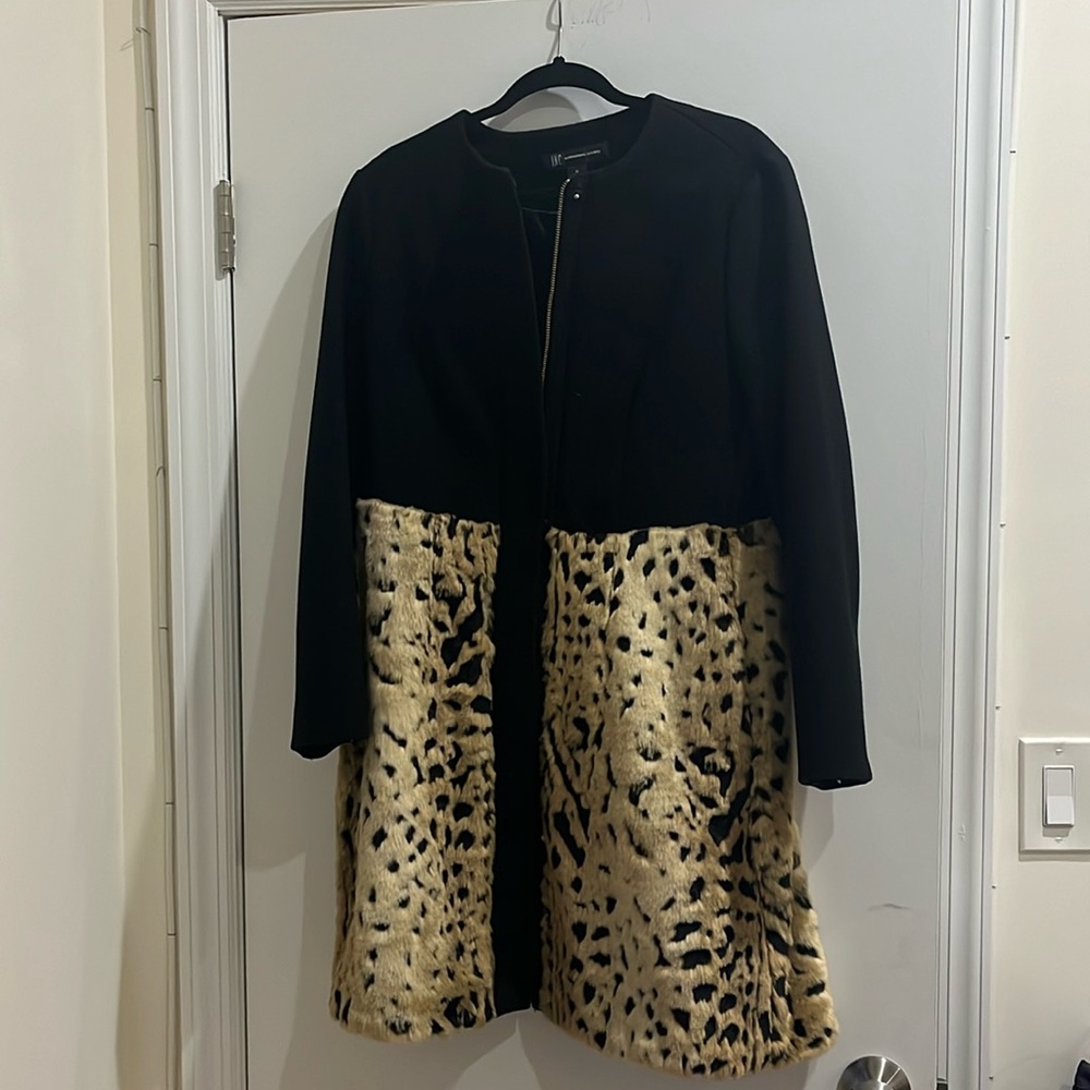 Long dress coat with leopard print fur